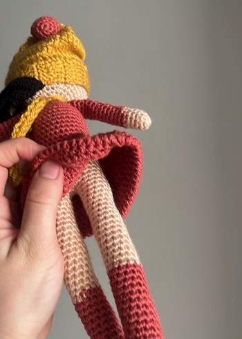 Sarı Bere ve Kırmızı Elbiseli Örgü Bebek - Görsel 4