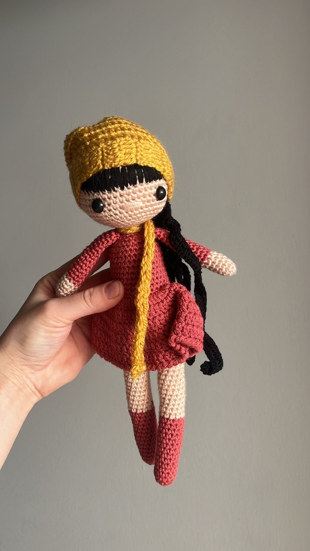 Sarı Bere ve Kırmızı Elbiseli Örgü Bebek - Görsel 3