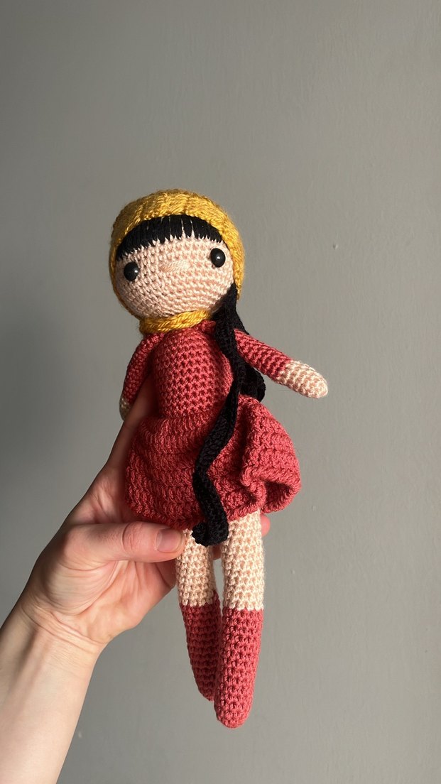 Sarı Bere ve Kırmızı Elbiseli Örgü Bebek - Görsel 2