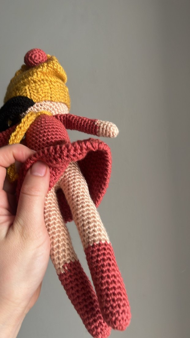 Sarı Bere ve Kırmızı Elbiseli Örgü Bebek - Görsel 4