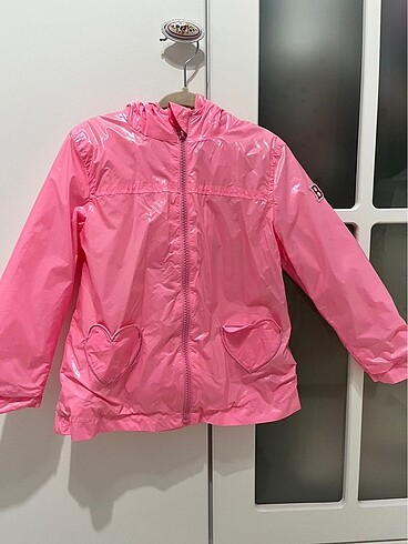 Pembe yağmurluk