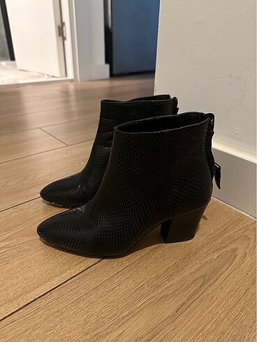 Zara yılan derisi desenli bilekte bot