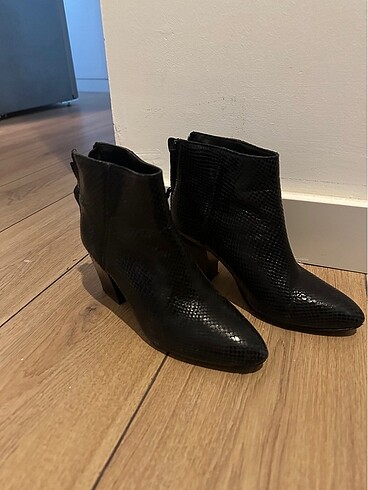 Zara Zara yılan derisi desenli bilekte bot