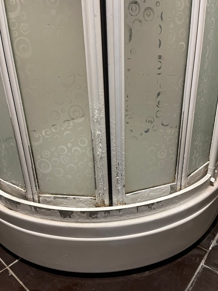 Gri-Beyaz Modern Duş Perdesi - Görsel 3