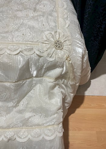 İşlemeli kırık Beyaz Yatak Örtüsü - Görsel 3