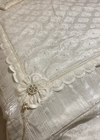 İşlemeli kırık Beyaz Yatak Örtüsü - Görsel 2