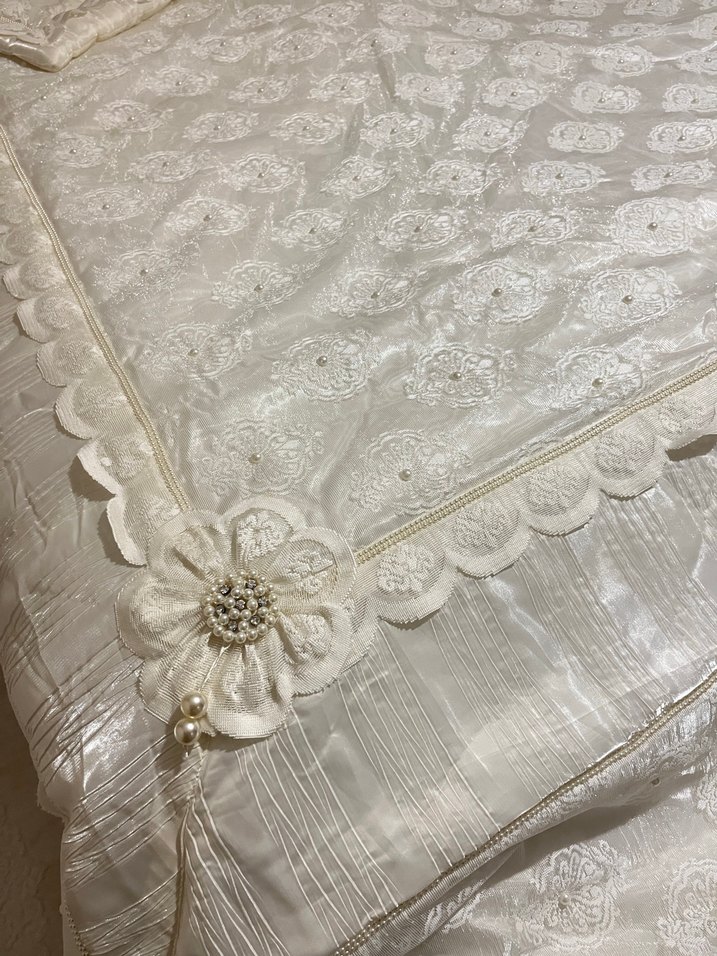 İşlemeli kırık Beyaz Yatak Örtüsü - Görsel 2
