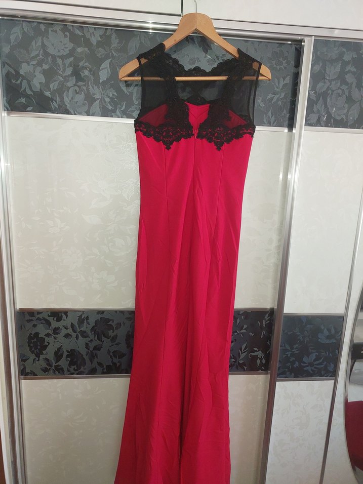 Siyah Dantel Detaylı Kırmızı Uzun Abiye Elbise - Görsel 3