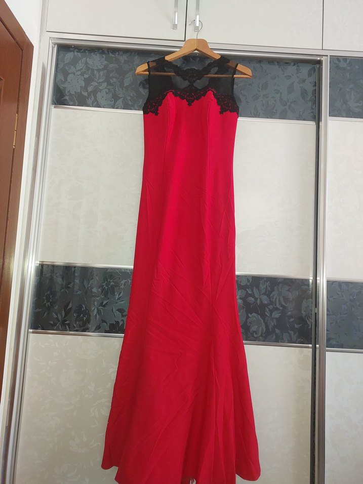 Siyah Dantel Detaylı Kırmızı Uzun Abiye Elbise - Görsel 2