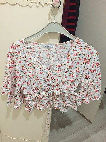 ÇİÇEKLİ CROP BLUZ
