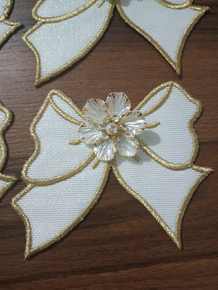 Nakışlı Beyaz Fiyonk Broş Seti - Görsel 2