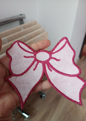 Pembe Sentetik Kumaş Fiyonk Sunum - Görsel 2