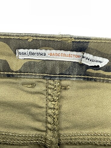 36 Beden çeşitli Renk Bershka Mini Şort %70 İndirimli.