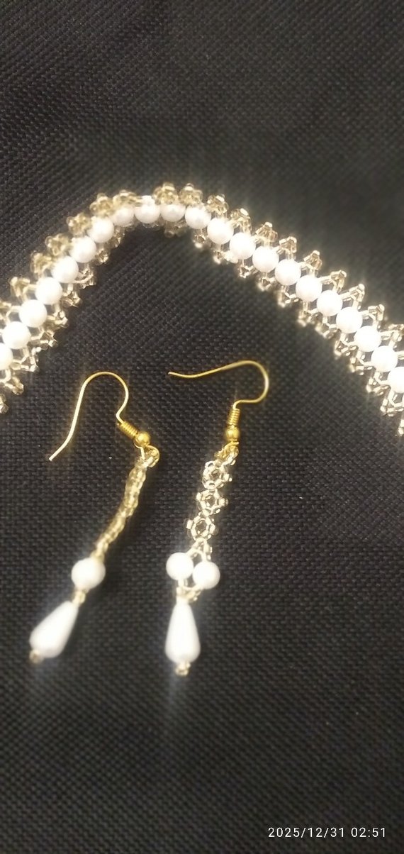 İnci İşlemeli Beyaz Kadın El Zinciri takı seti 
bileklik ve küpe - Görsel 4