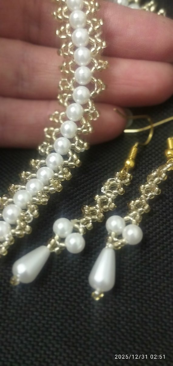 İnci İşlemeli Beyaz Kadın El Zinciri takı seti 
bileklik ve küpe - Görsel 2