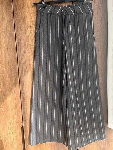 Geniş kemerli bol paçalı pantolon