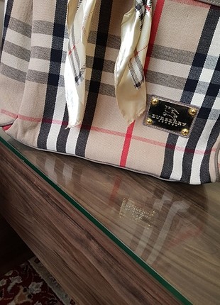Burberry kol çantası 