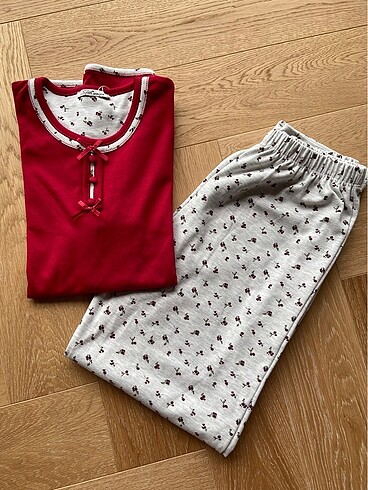 Kırmızı Kiralı Pijama Takımı