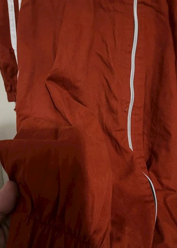 Kırmızı Kapüşonlu Uzun Fermuarlı Kadın Yağmurluk - Görsel 4