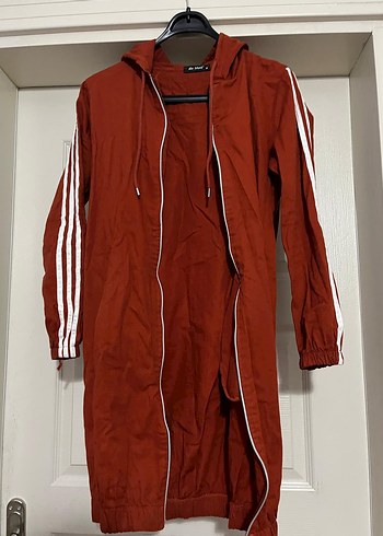 Kırmızı Kapüşonlu Uzun Fermuarlı Kadın Yağmurluk - Görsel 6