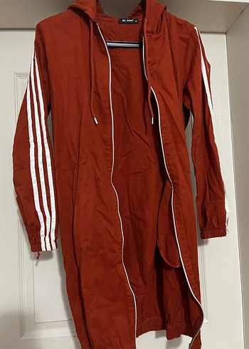 Kırmızı Kapüşonlu Uzun Fermuarlı Kadın Yağmurluk - Görsel 2