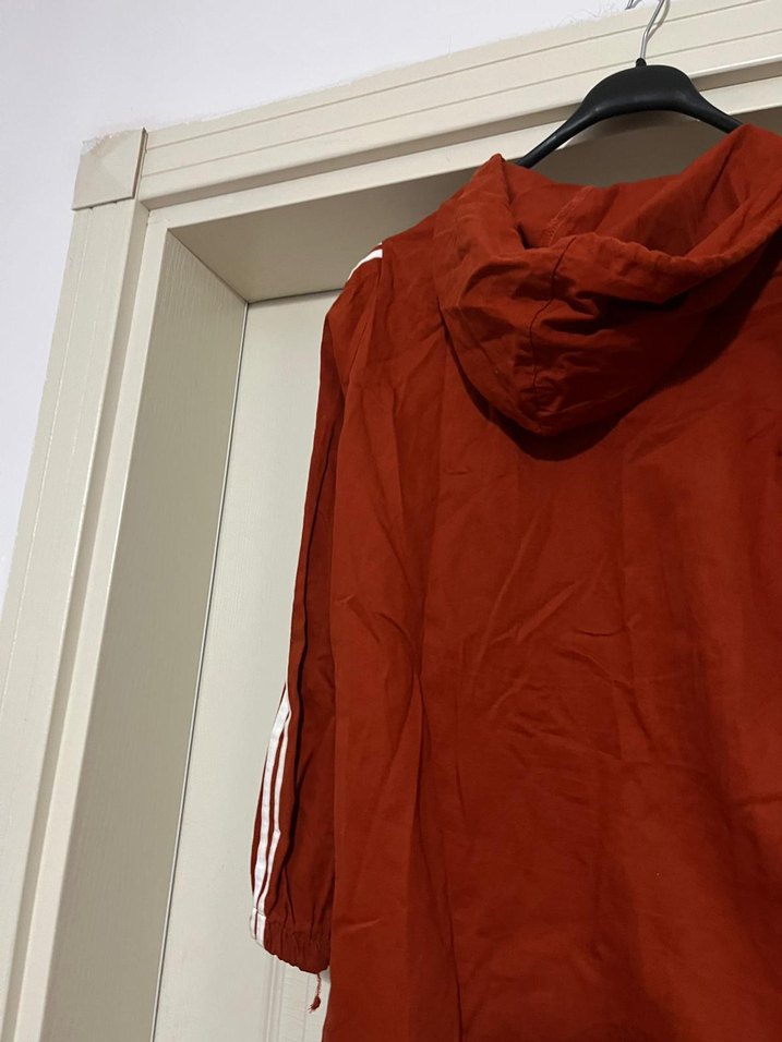 Kırmızı Kapüşonlu Uzun Fermuarlı Kadın Yağmurluk - Görsel 5