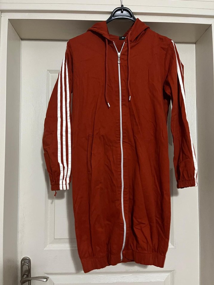 Kırmızı Kapüşonlu Uzun Fermuarlı Kadın Yağmurluk - Görsel 3