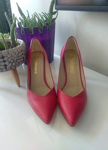 Kırmızı stiletto ayakkabı
