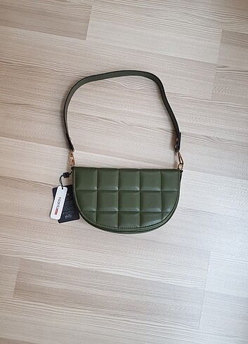 Zara Haki etiketli kol ve çapraz çanta
