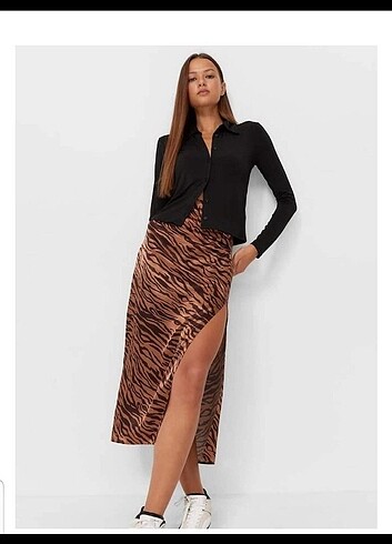 Stradivarius etiketli saten yırtmaçlı zebra etek. 