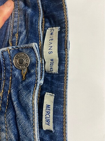 LC Waikiki Yırtık kot pantolon