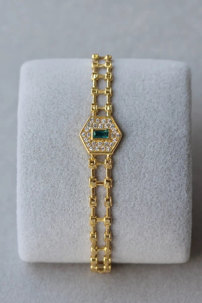 Zincir Detaylı Altın Renk Kadın Bileklik - Görsel 2