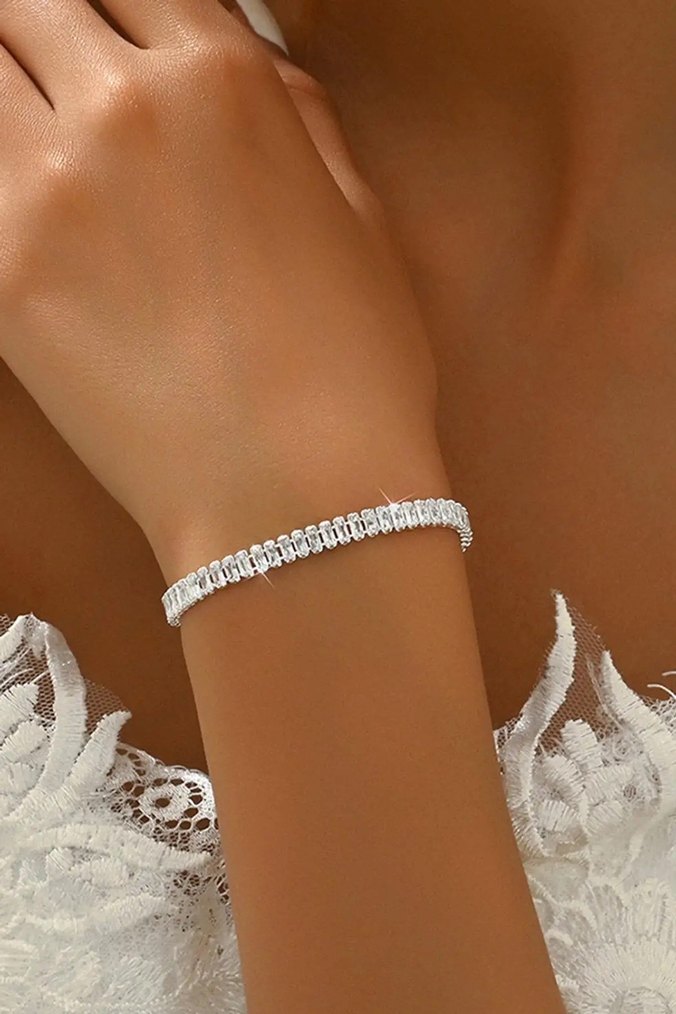 Zarif Zincir Detaylı Beyaz Kadın Bileklik - Görsel 2