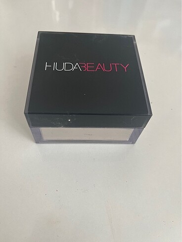 Huda Beauty Pudra