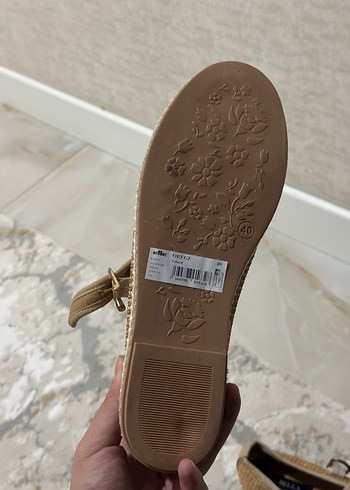 Elle Fambella babet kadın