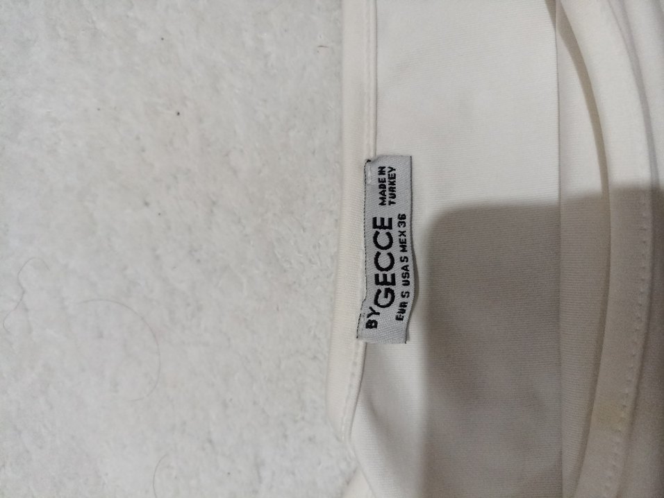 Tek Omuzlu Beyaz Crop Top - Görsel 2