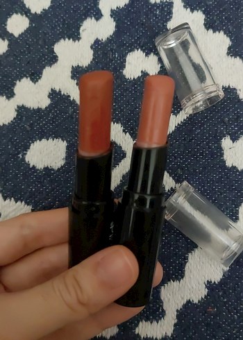 Beden siyah Renk Wet n Wild Koyu Bej Ruj