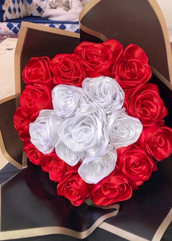 Kırmızı Beyaz Gül Desenli İsteme Çiçeği - Görsel 3