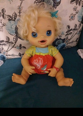 Renkli giysili bebek
