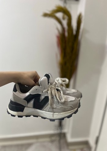 New Balance tabanlı spor ayakkabı