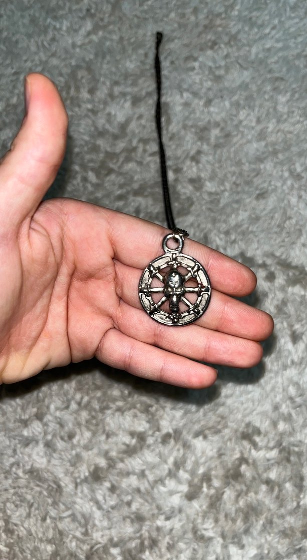 Gri Kuru Kafa Desenli Zincir Kolye - Görsel 2