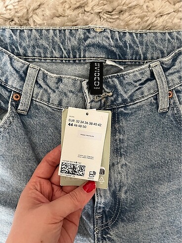 Etiketli yırtmaçlı jean