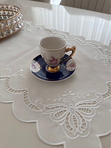 Çiçek detaylı kahve fincanı