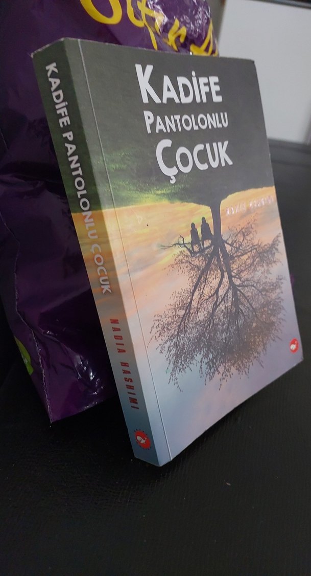 Kadife Pantolonlu Çocuk - Nadia Hashimi - Görsel 4