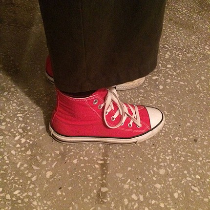 Az Giyilmiş Kırmızı Converse