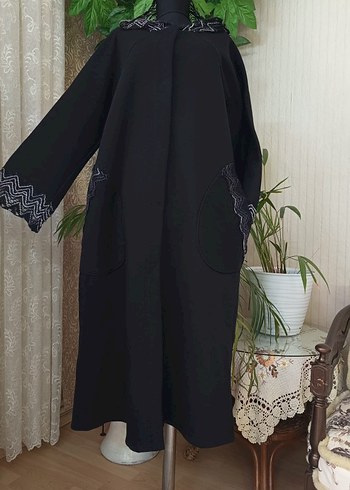 Uzun Kollu Siyah Nakışlı Kadın Uzun kaban - Görsel 3