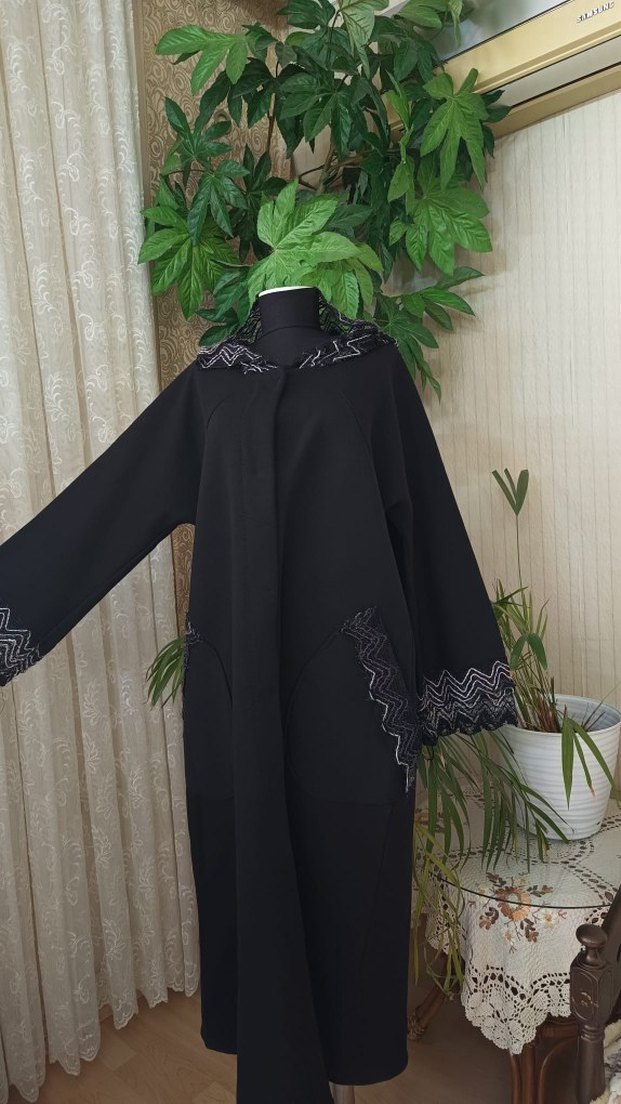 Uzun Kollu Siyah Nakışlı Kadın Uzun kaban - Görsel 2