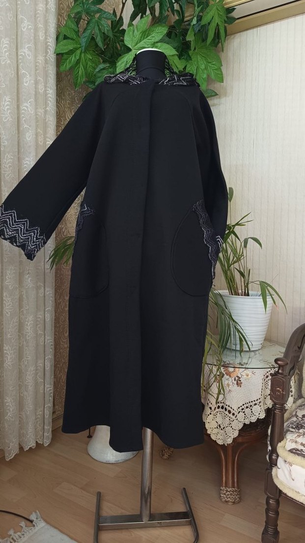 Uzun Kollu Siyah Nakışlı Kadın Uzun kaban - Görsel 3