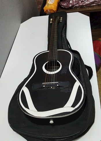 Siyah akustik gitar