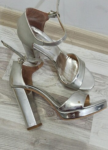 Gümüş renkli rugan topuklu ayakkabı